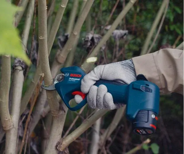 BOSCH Pro Pruner, set 2 x akumulátor GBA 12V 3,0Ah + 1 x nabíjačka GAL 12V-20