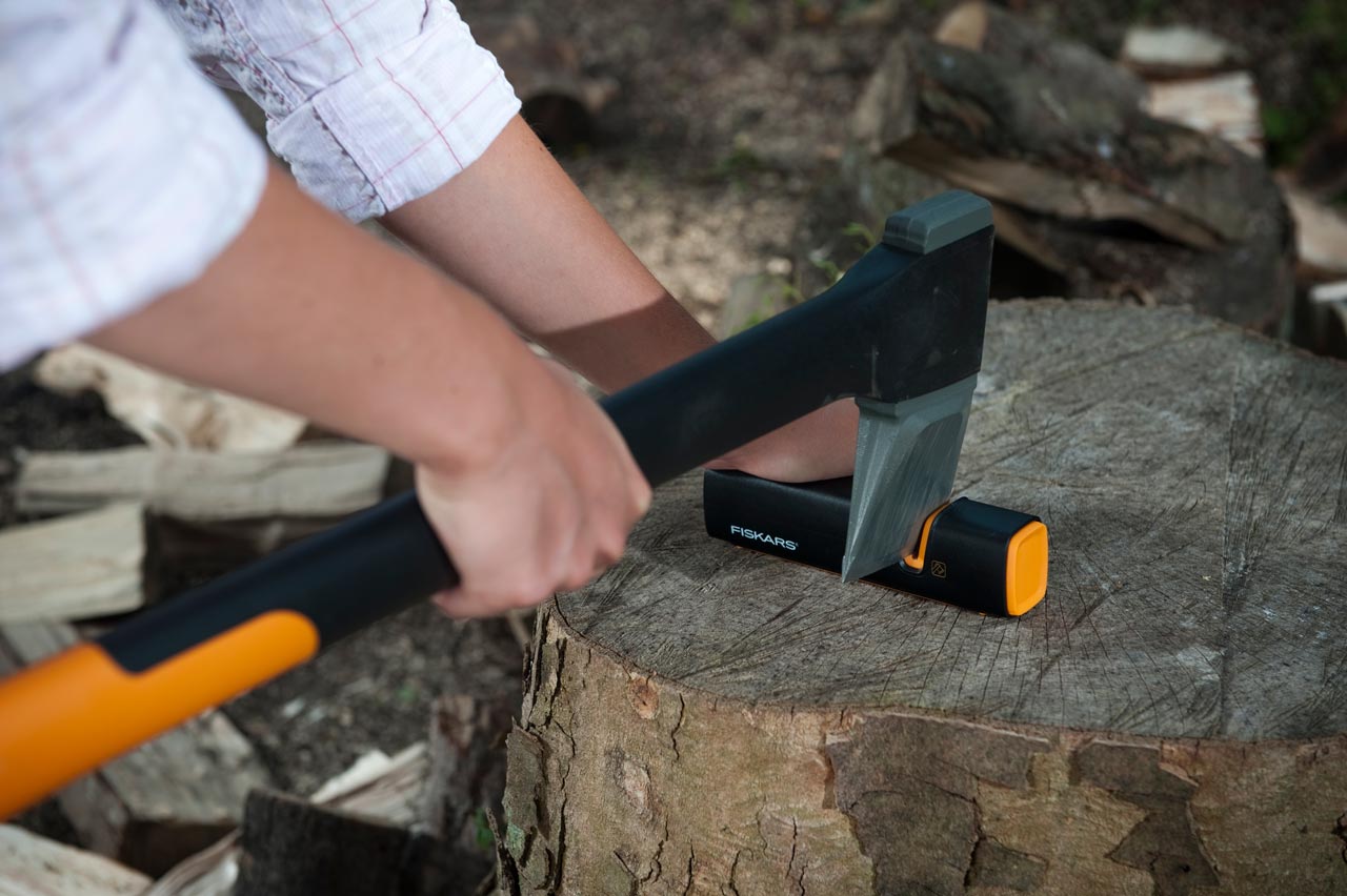 FISKARS Ostrič nožov a sekier Xsharp ™ FISKARS 120740