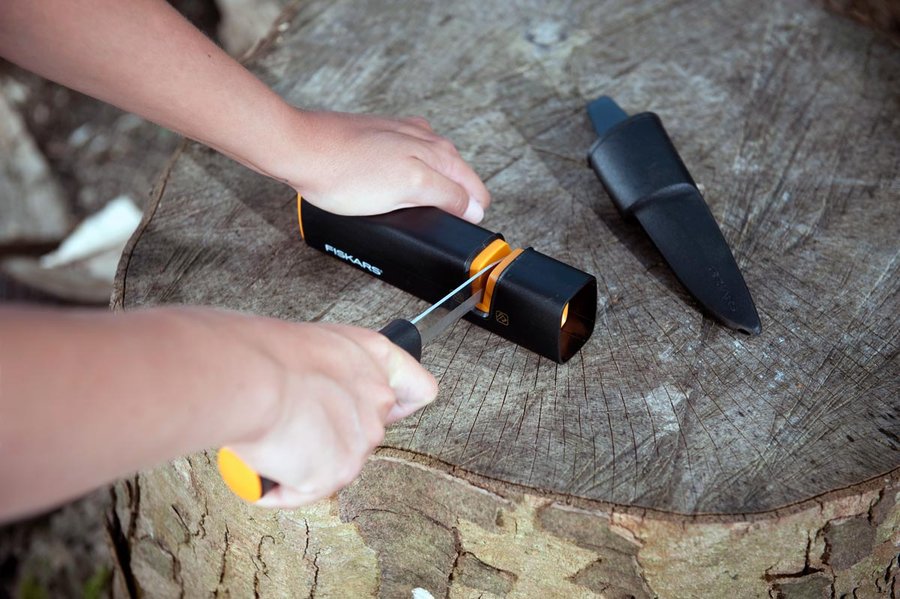 FISKARS Ostrič nožov a sekier Xsharp ™ FISKARS 120740