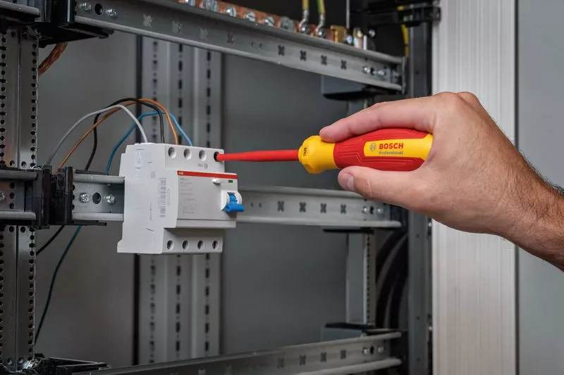 Elektrikársky kufor BOSCH 37-dielny Professional