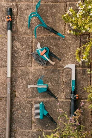 Combisystem GARDENA čistič medzier