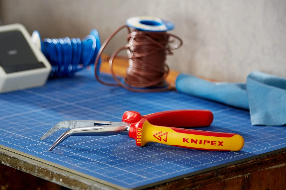 Kliešte pologuľaté s bočným cvikom VDE KNIPEX 2626200
