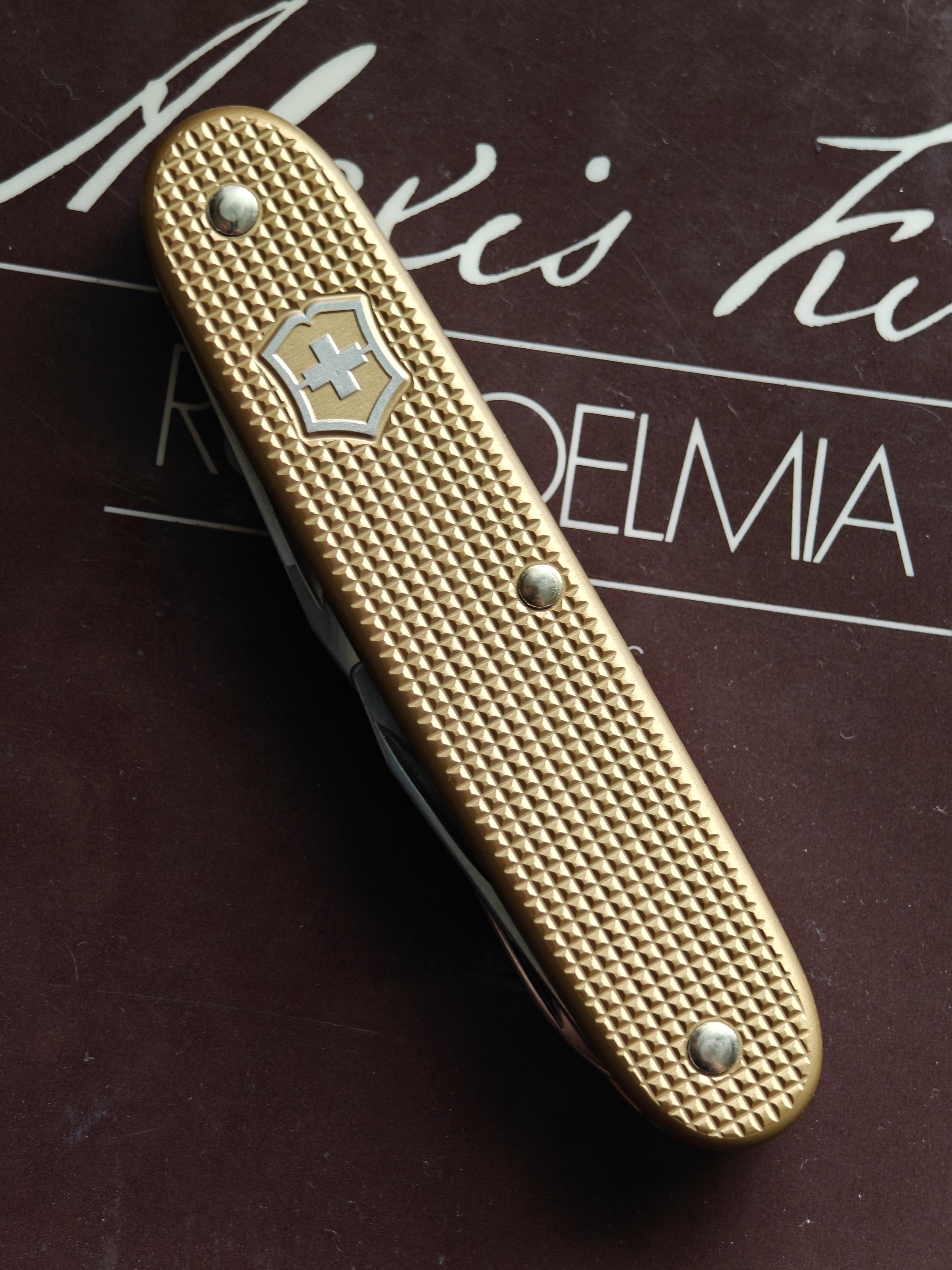 VICTORINOX Companion Slim Alox, zlatý