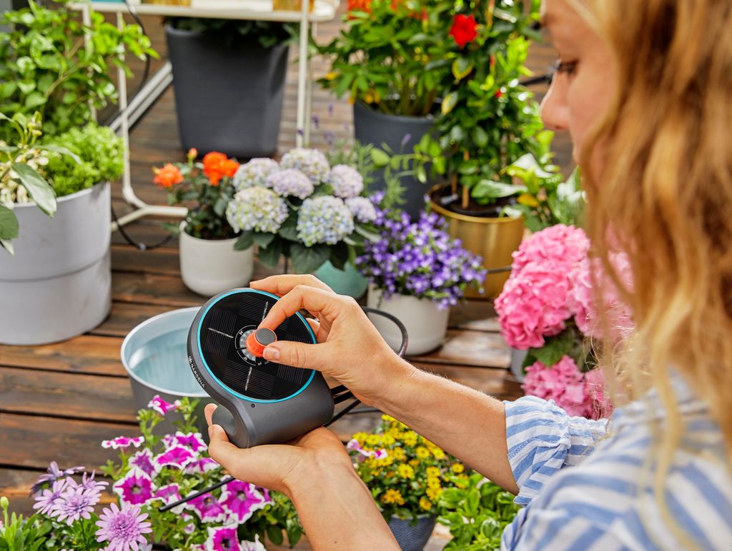 Solárne zavlažovanie GARDENA AquaBloom so zásobníkom - súprava